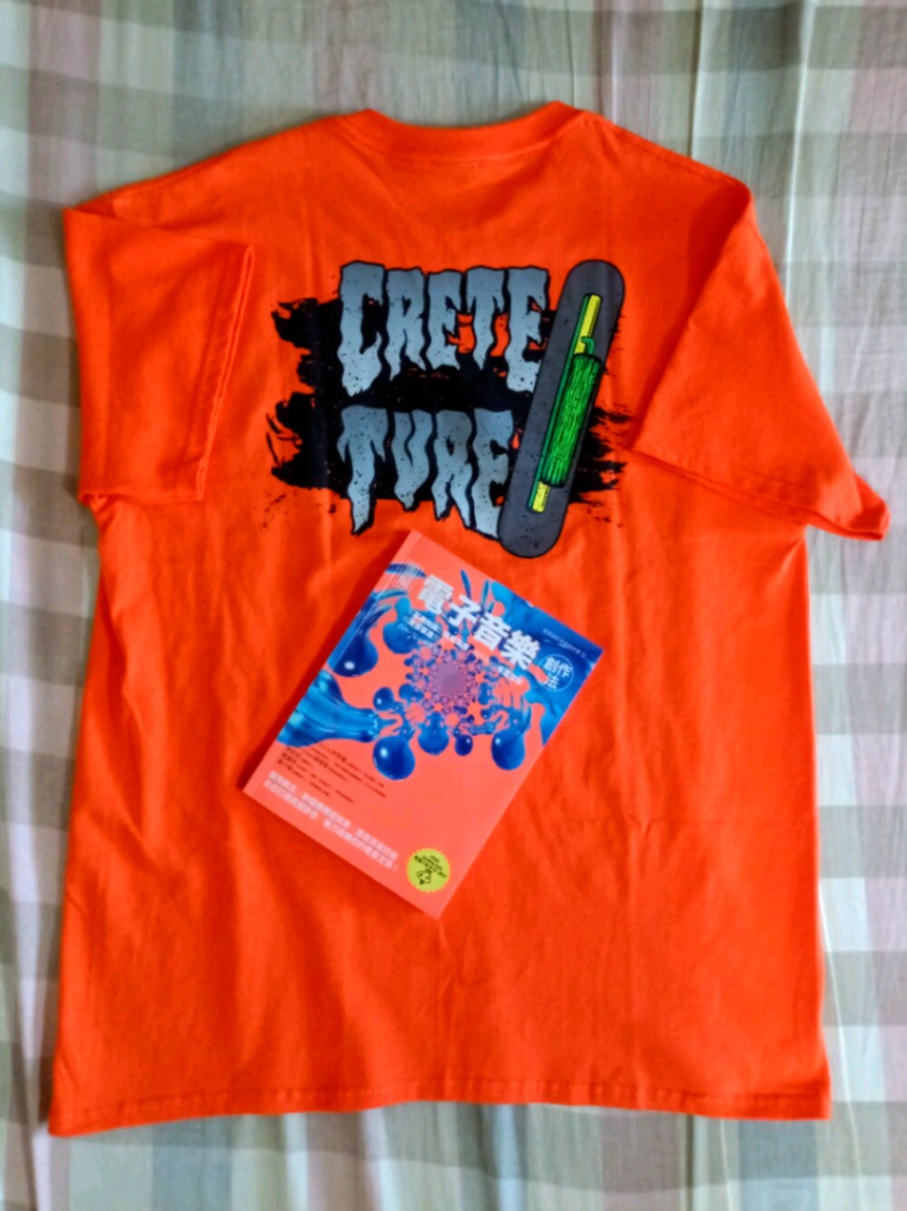 「CREATUERのアイテム（Tシャツ/カットソー、オレンジ系）」を使った、DJPKPa.k.a.彭開朋さん（メンズ・160cm）の秋コーディネートの1枚目の写真