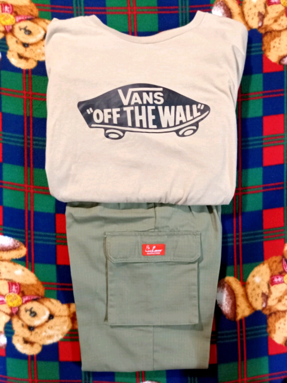 「VANSのアイテム（Tシャツ/カットソー、ベージュ系）」を使った、DJPKPa.k.a.彭開朋さん（メンズ・160cm）の冬コーディネートの1枚目の写真