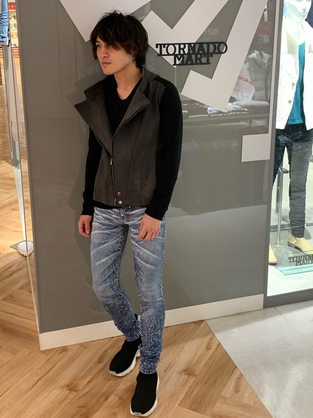 ブルー系のデニムパンツ、ブラック系のドレスシューズ、ブラック系のTシャツ/カットソーを着用したメンズの冬コーディネートの1枚目の写真