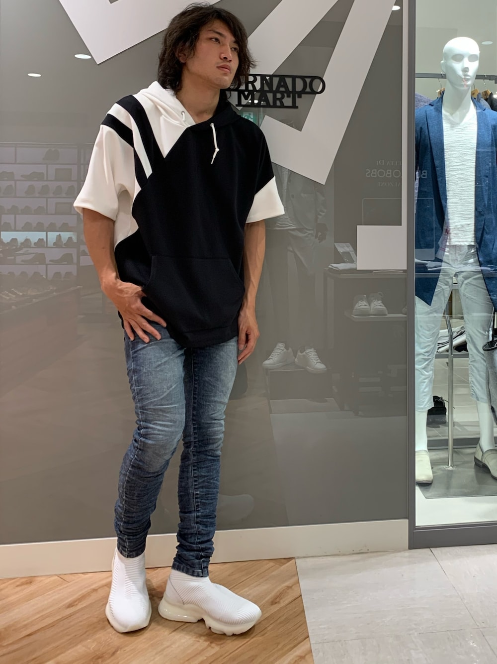 ホワイト系のTシャツ/カットソー、ブルー系のパンツ、ブラック系のドレスシューズを着用したメンズの春コーディネートの1枚目の写真