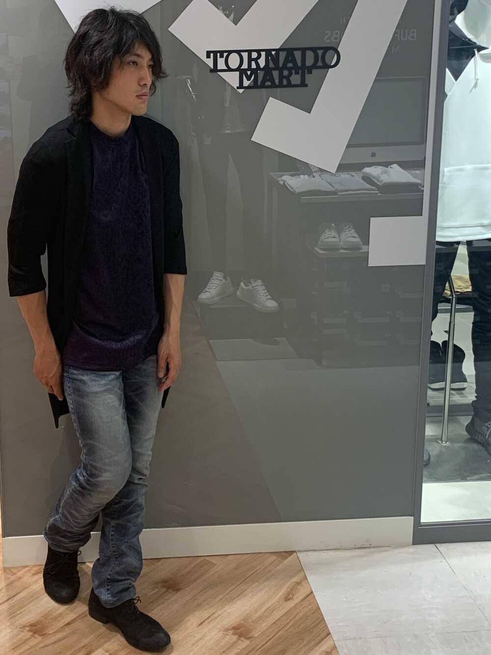 グレー系のその他アウター、パープル系のTシャツ/カットソー、ブルー系のデニムパンツを着用したメンズの春コーディネートの1枚目の写真