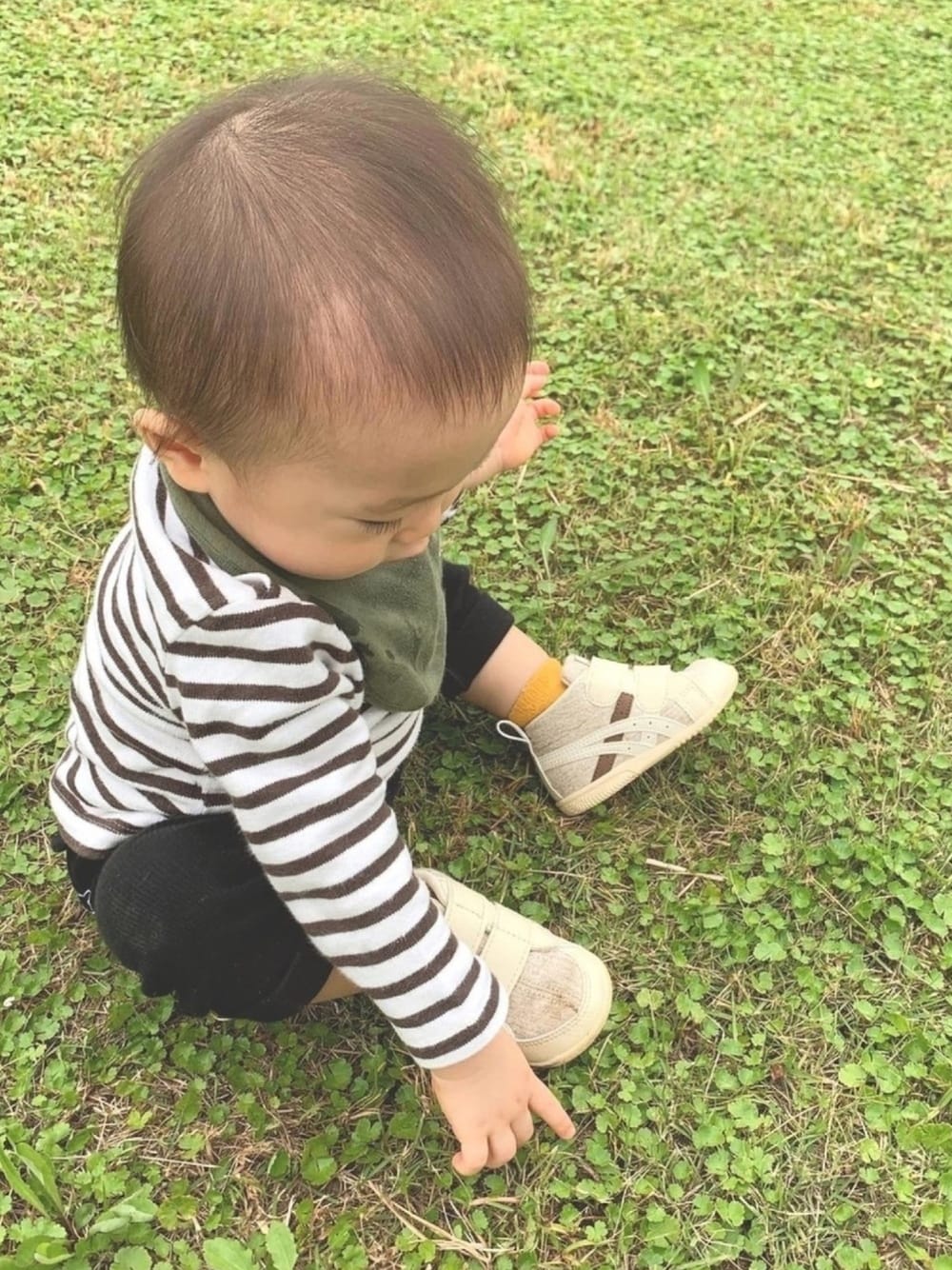 「公園、男の子、ボーダー、むすこーで、ユニクロキッズ、1歳」｜「UNIQLOのアイテム（パンツ、ブラック系）」を使った、watekoさん（キッズ・70cm）の秋コーディネートの1枚目の写真