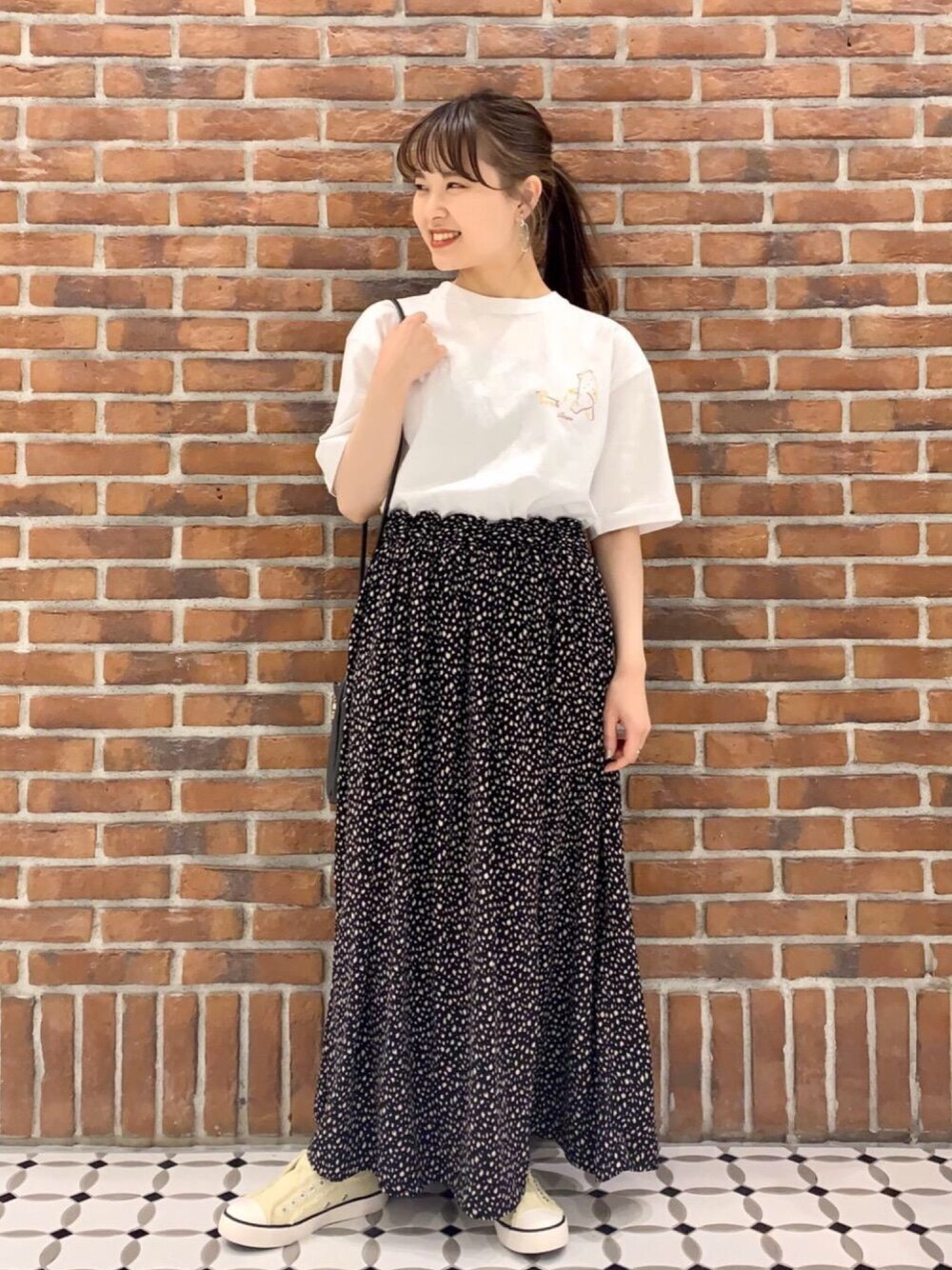 「スニーカーコーデ、柄スカート、ベーシックカラー、春夏コーデ、USAコットン、ロゴ・コーエンベア、デイリーコーデ＋α、低身長コーデ」｜「coenの【WEB限定カラー】キャンバススリッポン（スリッポン、ベージュ系）」を使った、coen Hiramaさん（レディース・148cm）の春コーディネートの1枚目の写真