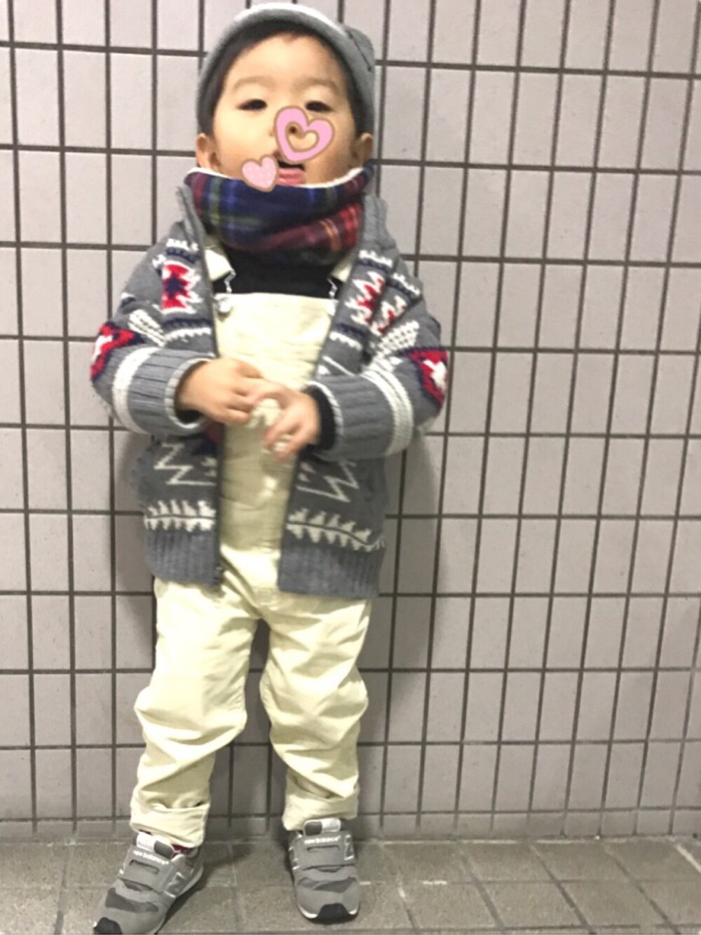 「おとこのこ、サロペット、もこもこ、寒かった、GAP」｜「GAPのアイテム（ニット/セーター、グレー系）」を使った、ayamituさん（キッズ・90cm）の冬コーディネートの1枚目の写真