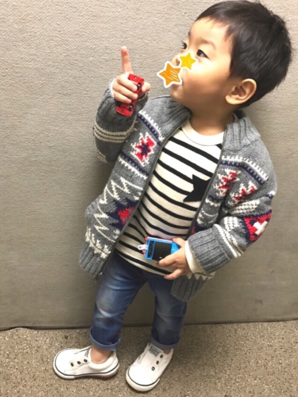 「おとこのこ、保育園、プティマイン(petit main)、GAP、トーマス、ショック」｜「petit mainのきかんしゃトーマスコラボスターパッチつきボーダー柄裏毛トレーナー（スウェット、ホワイト系）」を使った、ayamituさん（キッズ・90cm）の冬コーディネートの1枚目の写真