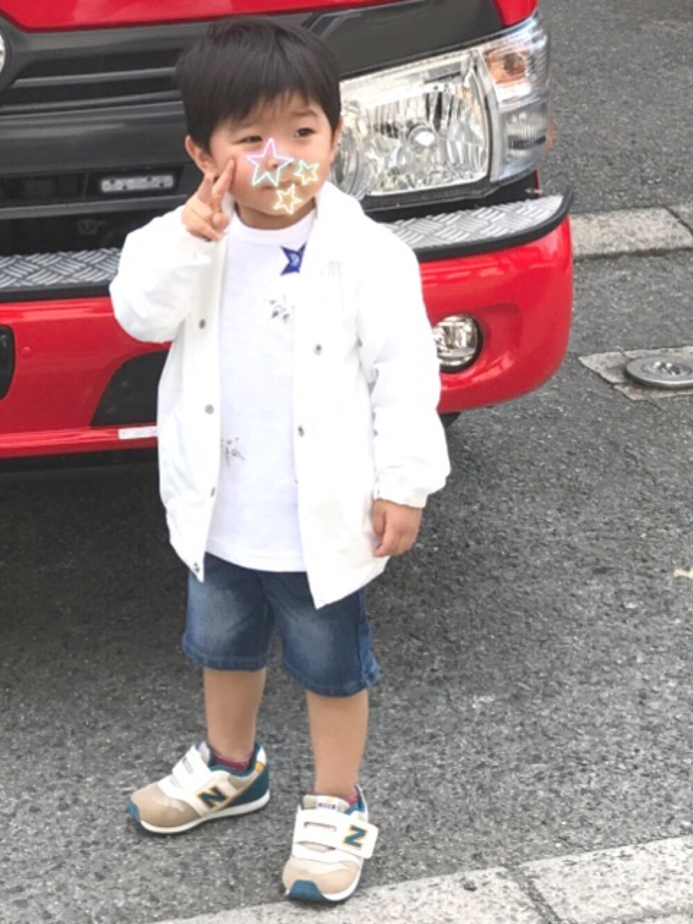 「おとこのこ、ホワイトコーデ、プティマイン(petit main)、消防車、避難訓練」｜「petit mainのバックプリント入りウィンドブレーカー（ナイロンジャケット、ホワイト系）」を使った、ayamituさん（キッズ・90cm）の春コーディネートの1枚目の写真