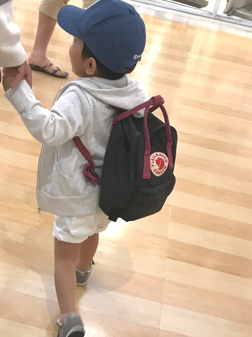 「おとこのこ、3歳、プティマイン(petit main)、ライトオン、ホワイトコーデ」｜「petit mainのワッペン付きキャップ（キャップ、ブルー系）」を使った、ayamituさん（キッズ・90cm）の春コーディネートの1枚目の写真
