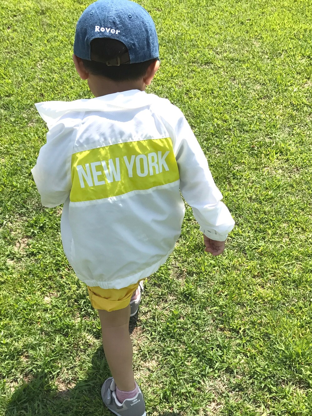 「おとこのこ、3歳、GAP、プティマイン(petit main)、公園、帰りたくなーい」｜「petit mainのワッペン付きキャップ（キャップ、ブルー系）」を使った、ayamituさん（キッズ・90cm）の春コーディネートの1枚目の写真