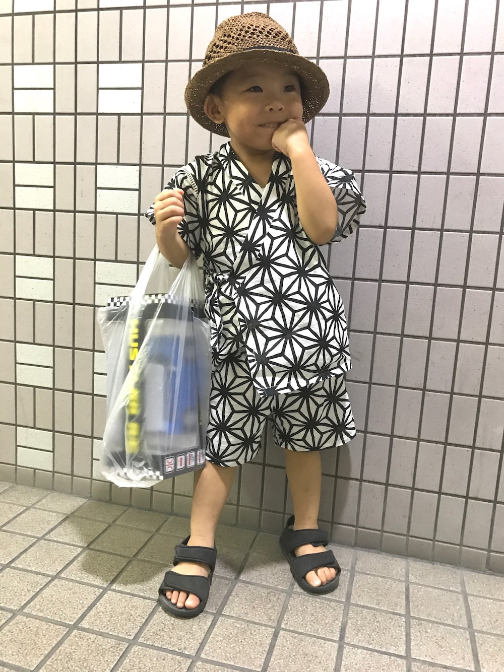 「プティマイン(petit main)、アディダス(adidas)、コーエン(coen)、夏祭り、花火大会、甚平」｜「coenの【coen キッズ】柄編み中折れハット（ハット、ブラウン系）」を使った、ayamituさん（キッズ・100cm）の夏コーディネートの1枚目の写真
