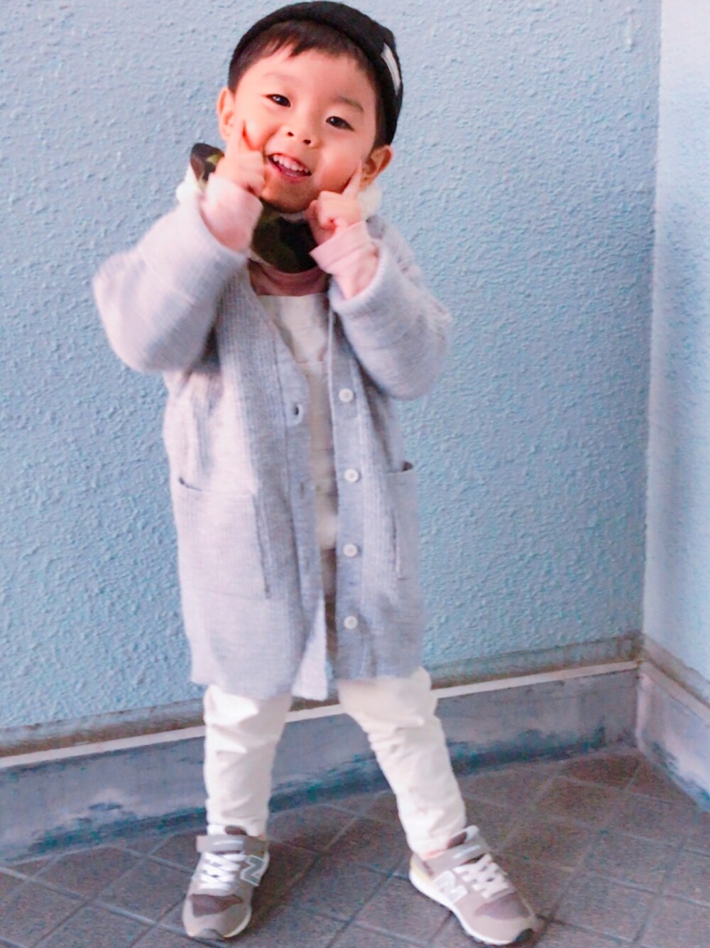 「おとこのこ、4歳、ビールーム、プティマイン(petit main)、サロペット、ロンクカーディガン」｜「b・ROOMのラグランスリーブ9分袖ベーシックTシャツ（Tシャツ/カットソー、ピンク系）」を使った、ayamituさん（キッズ・100cm）の冬コーディネートの1枚目の写真