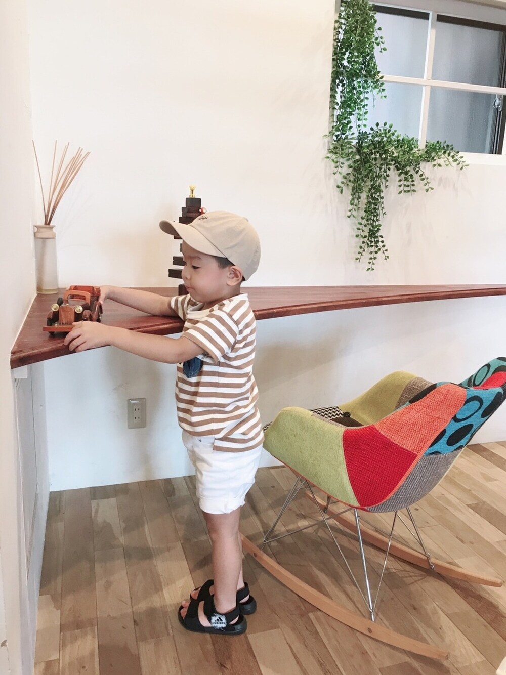 「おとこのこ、4歳、夏、休日スタイル、ベージュ、暑すぎる、ひさしぶり」｜「SHIPSのSHIPS KIDS:ワンポイント ロゴ キャップ（キャップ、ベージュ系）」を使った、ayamituさん（キッズ・100cm）の夏コーディネートの1枚目の写真
