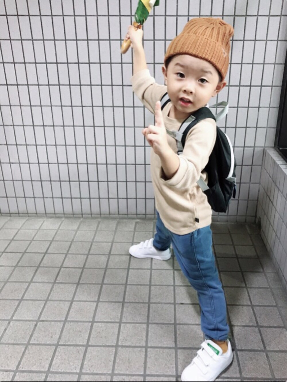 「おとこのこ、4歳、秋のブラウンスタイル、ラブアンドピース2018、ぼうし大好き、秋のコーデ」｜「Ampersandのベーシックニット帽（ニットキャップ/ビーニー、イエロー系）」を使った、ayamituさん（キッズ・100cm）の秋コーディネートの1枚目の写真