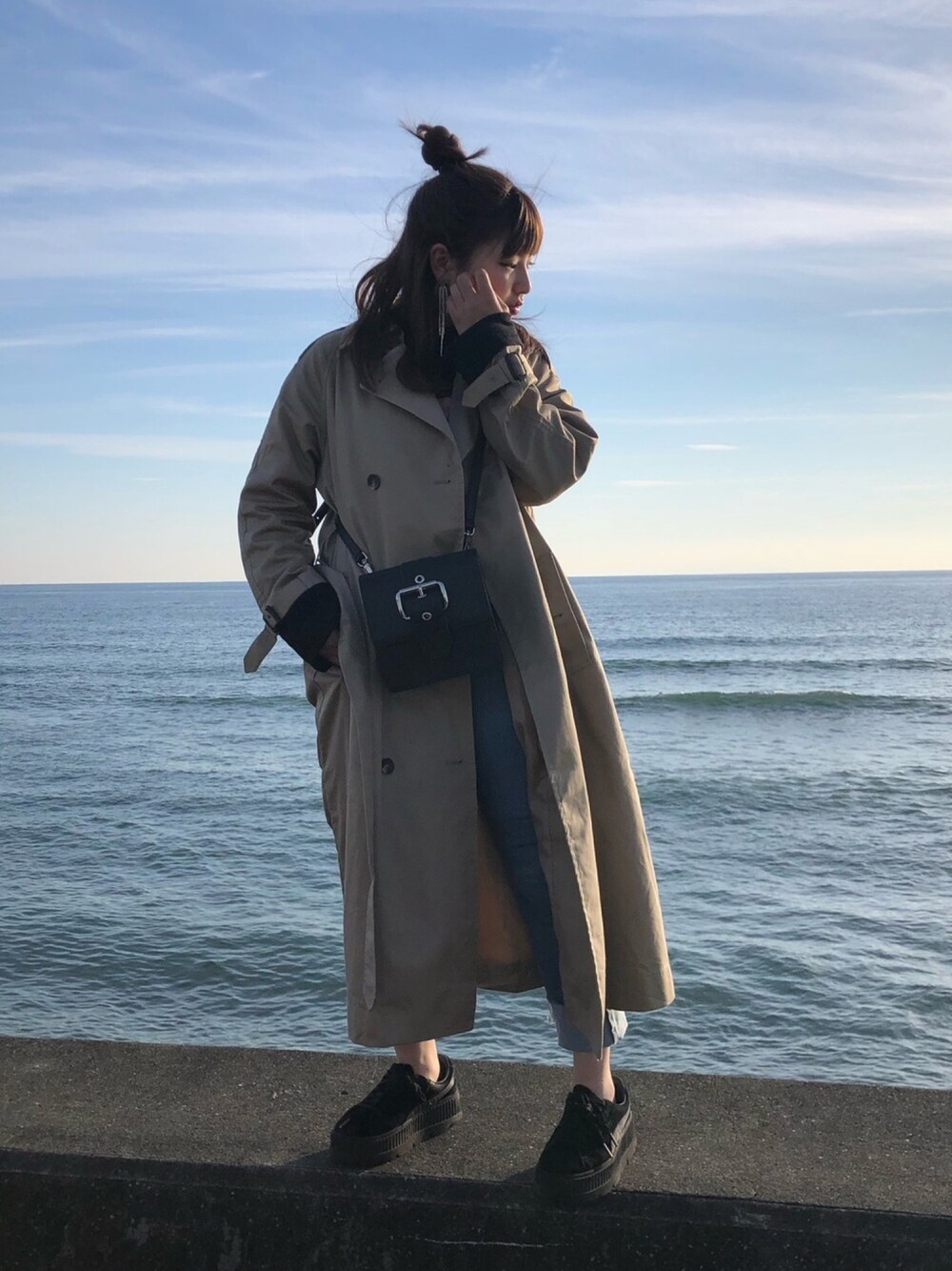 「SENSE OF PLACE by URBAN RESEAR、Vivienne Westwood、トレンチコート、おだんごヘアー、ハーフアップ、海」｜「SENSE OF PLACE by URBAN RESEARCHのトレンチコート（トレンチコート、ベージュ系）」を使った、mikuさん（レディース・150cm）の冬コーディネートの1枚目の写真