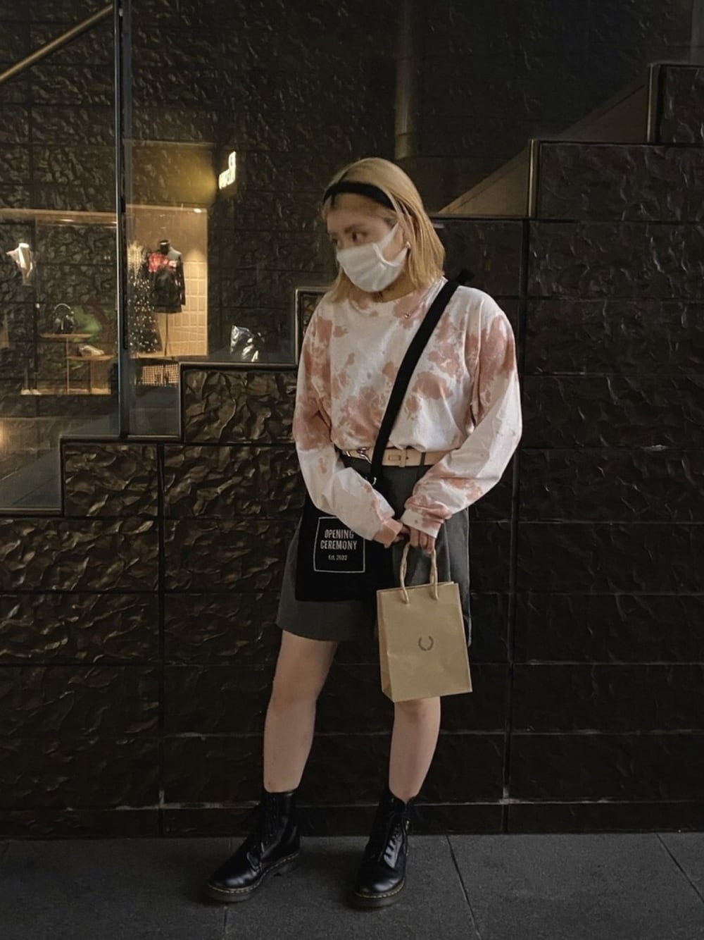 「BCSTOCK、OPENING CEREMONY、Dr.Martens、FRED PERRY、カチューシャ、ベルト」｜「OPENING CEREMONYのアイテム（ショルダーバッグ、ブラック系）」を使った、mikuさん（レディース・150cm）の秋コーディネートの1枚目の写真