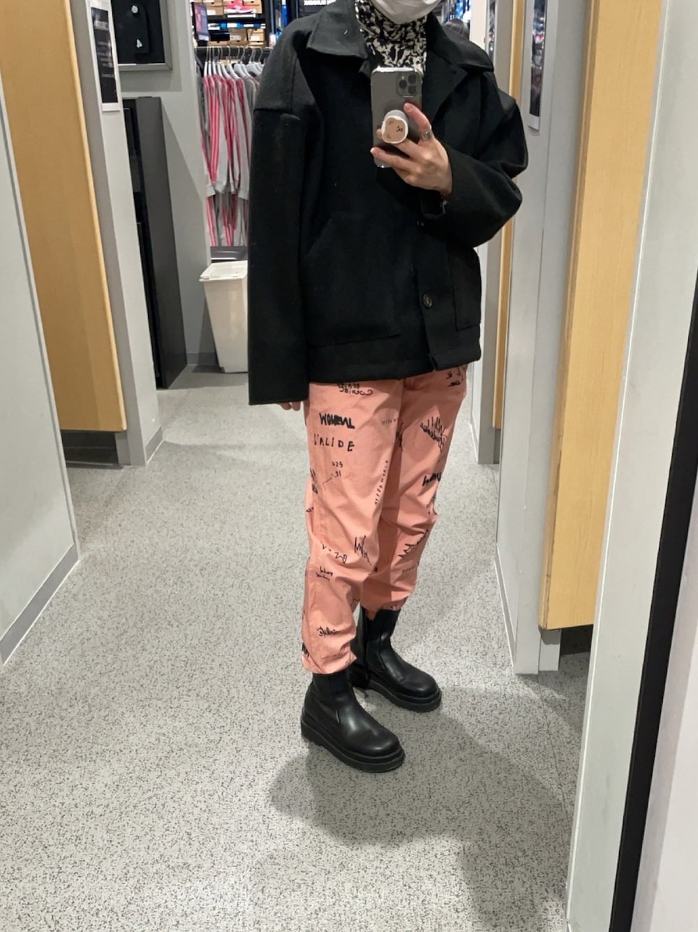 「H&M、unemansion、adidas、STYLENANDA、低身長コーデ、ootd」｜「UNE MANSIONのウールショートジャケット（ステンカラーコート、ブラック系）」を使った、mikuさん（レディース・150cm）の冬コーディネートの1枚目の写真