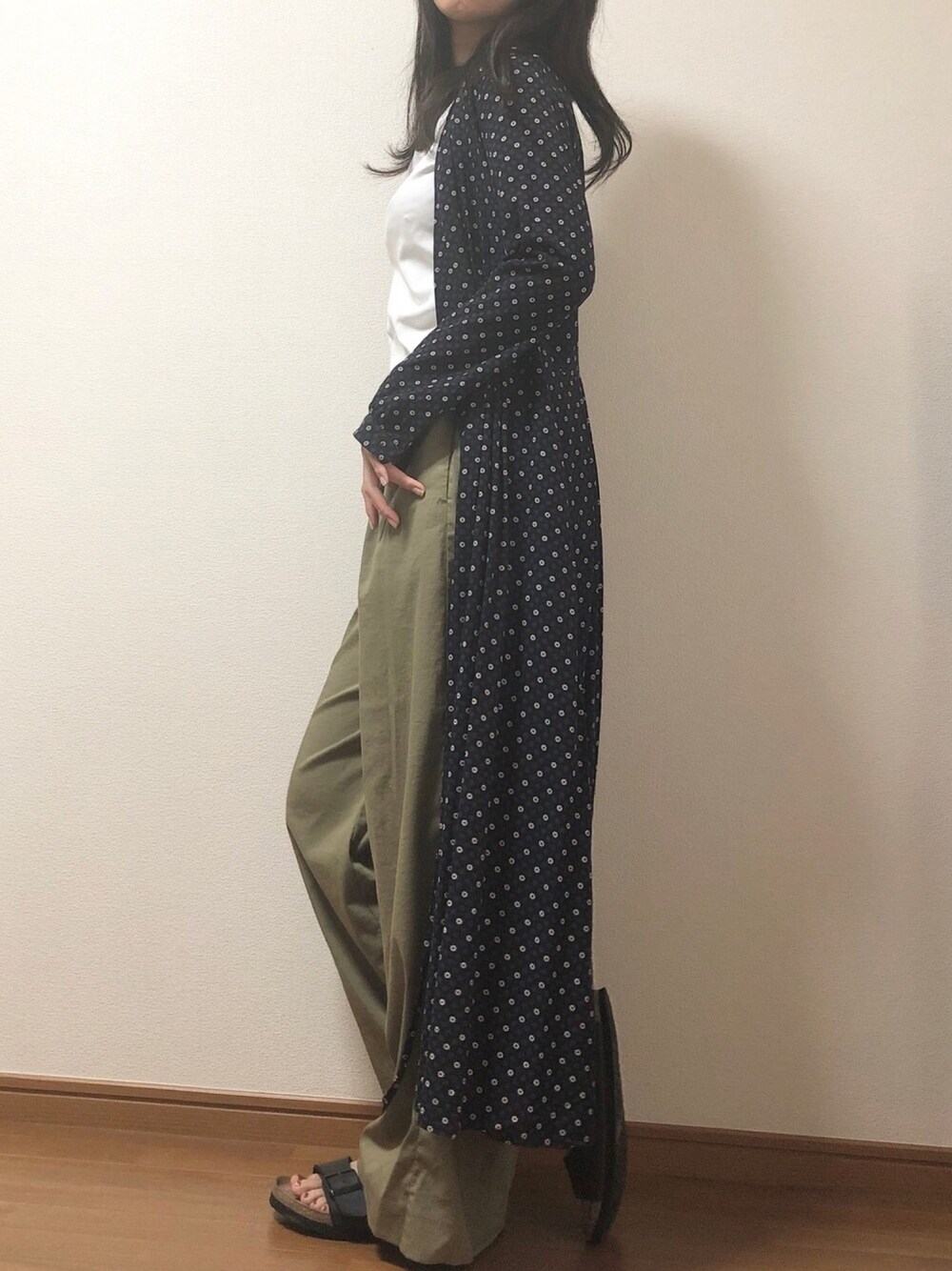 「夏日、室内コーデ、大人カジュアル、シンプルコーデ、ラフ、着痩せコーデ、細見え」｜「UNIQLOのレーヨンプリントカシュクールワンピース（長袖）（ワンピース、ブルー系）」を使った、yunさん（レディース・160cm）の春コーディネートの1枚目の写真