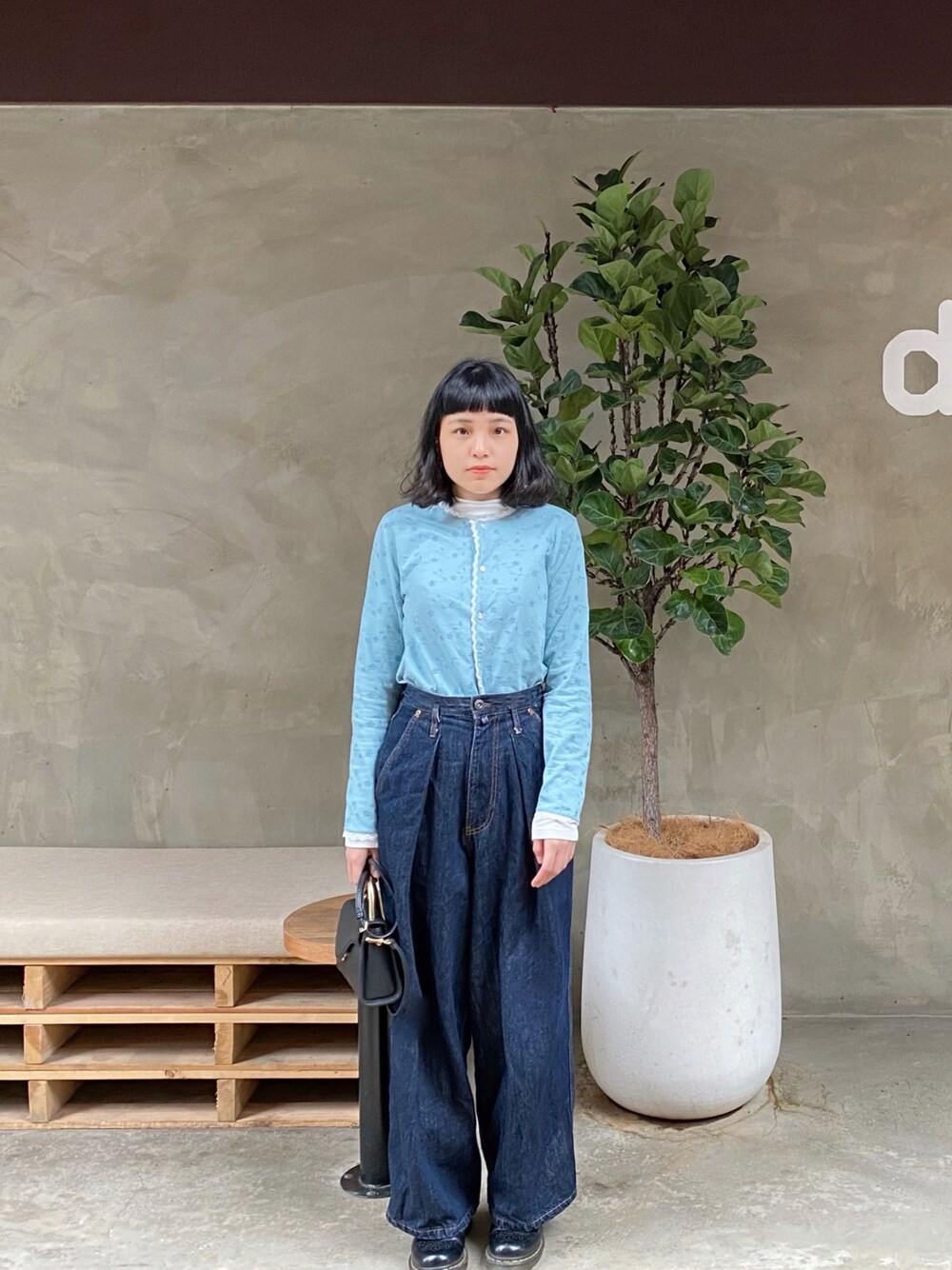 「BEAMS BOYのアイテム（ノーカラージャケット、ブルー系）」を使った、Doris Chang さん（レディース・155cm）の冬コーディネートの1枚目の写真