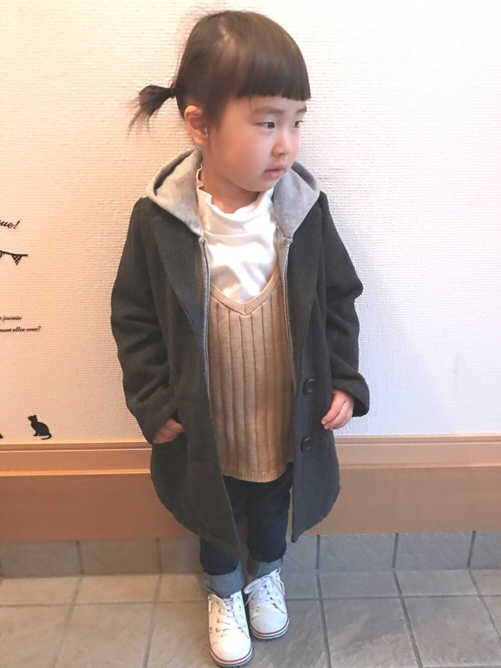 「2歳、キッズコーデ、キッズファッション、ジャケット、デニム、女の子」｜「BRANSHESのチェスターコート（チェスターコート、グレー系）」を使った、ki☺︎hoさん（キッズ・90cm）の冬コーディネートの1枚目の写真
