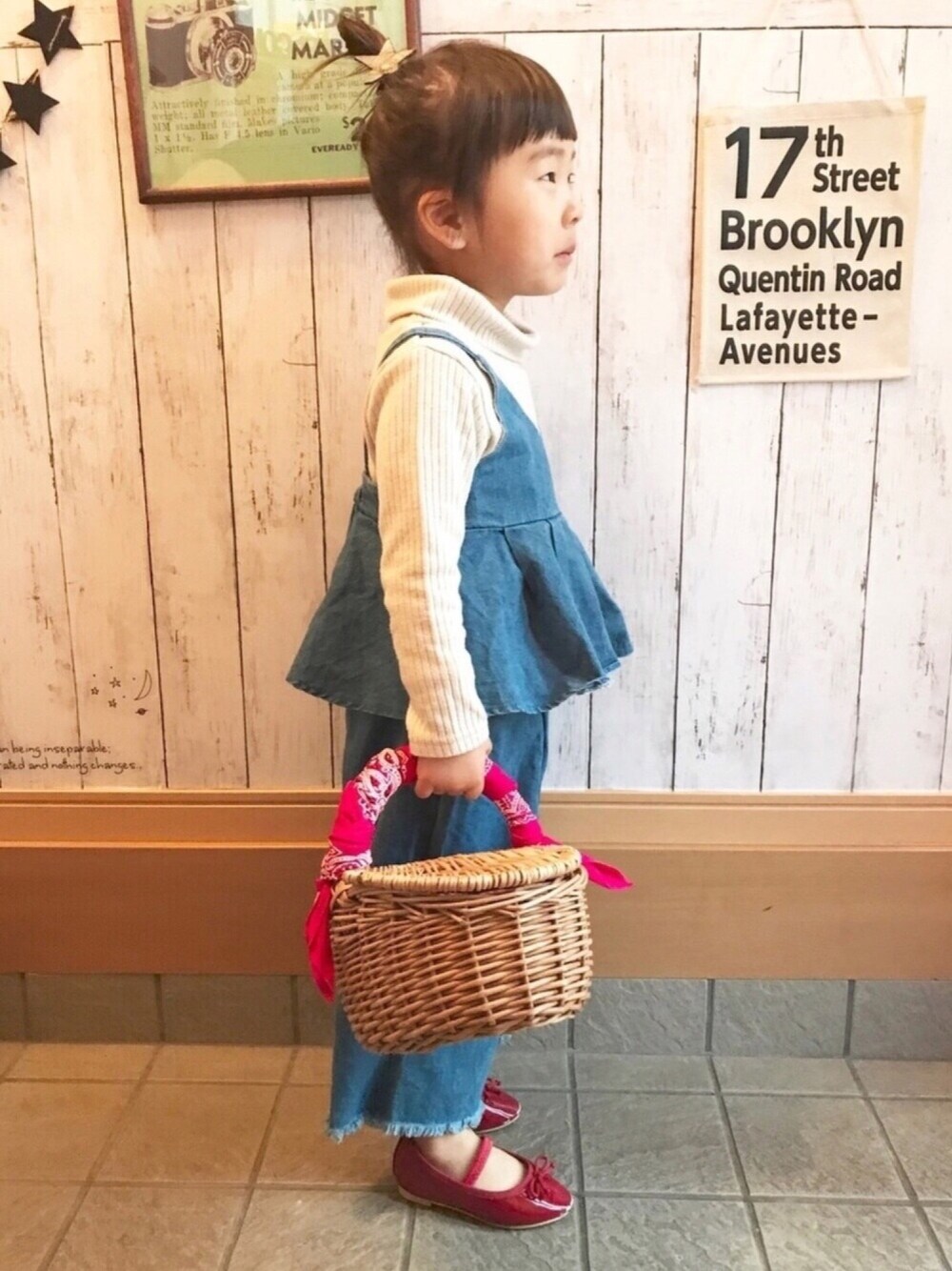 「2歳、女の子、キッズコーデ、キッズファッション、セットアップ、デニム、バレエシューズ、かごバッグ」｜「KOREAのペプラデニムセット（キャミソール、ブルー系）」を使った、ki☺︎hoさん（キッズ・90cm）の春コーディネートの1枚目の写真
