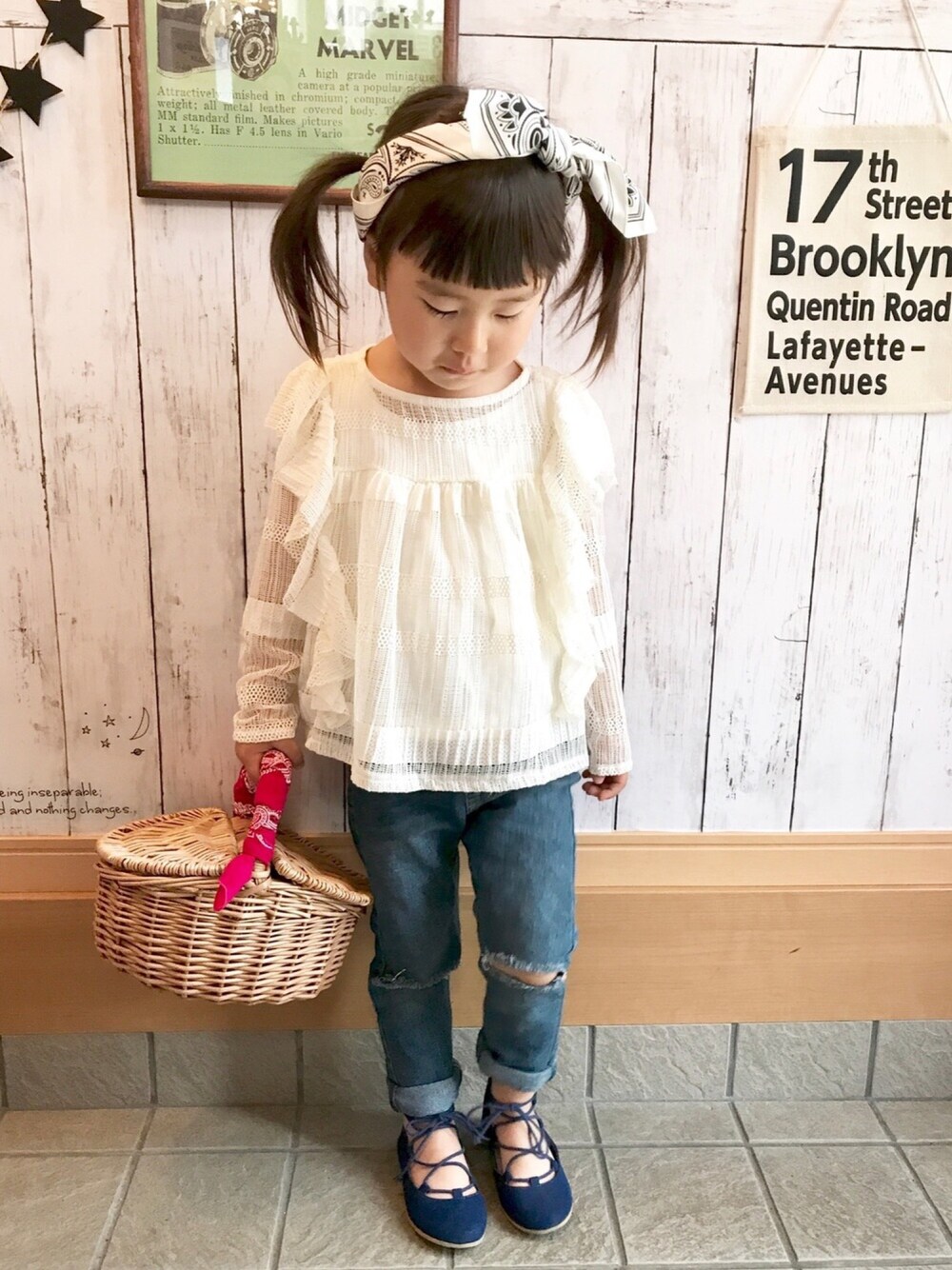 「2歳、女の子、キッズコーデ、キッズファッション、レーストップス、デニム、ダメージデニムパンツ、バレエシューズ、レースアップシューズ、かごバッグ」｜「GUのアイテム（バンダナ/スカーフ、ホワイト系）」を使った、ki☺︎hoさん（キッズ・90cm）の春コーディネートの1枚目の写真