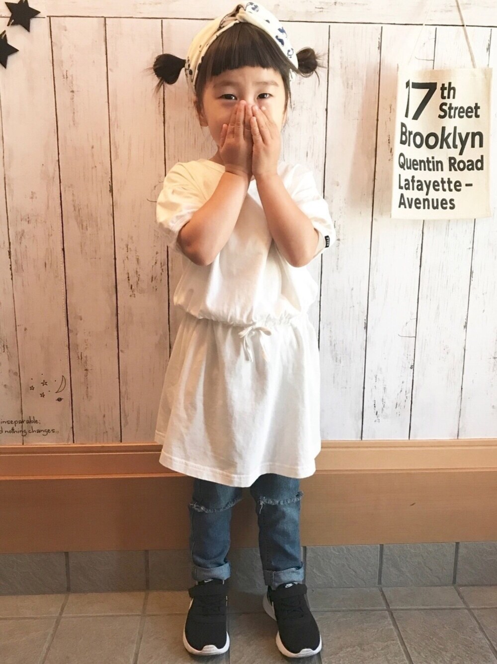 「2歳、女の子、キッズコーデ、キッズファッション、ヘアバンド、夏コーデ、ダメージデニムパンツ、デニム、スニーカー」｜「HOGAN RANCH WEARのヘアバンド　Ｗｉｌｄ ｇｒａｓｓ (Ｓ)（ヘアバンド、ホワイト系）」を使った、ki☺︎hoさん（キッズ・90cm）の夏コーディネートの1枚目の写真