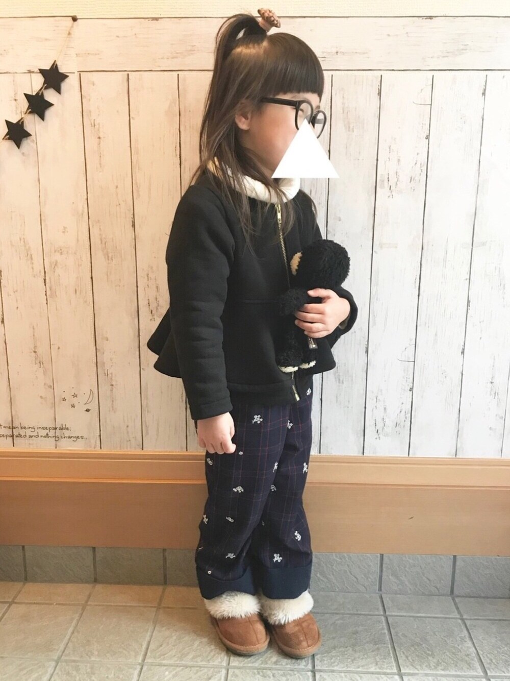 「女の子、キッズコーデ、キッズファッション、チェック、チェックパンツ、パンツ、ぺプラム、冬、冬コーデ」｜「petit mainのぺプラムジップアップノーカラージャケット（ノーカラージャケット、ブラック系）」を使った、ki☺︎hoさん（キッズ・100cm）の冬コーディネートの1枚目の写真