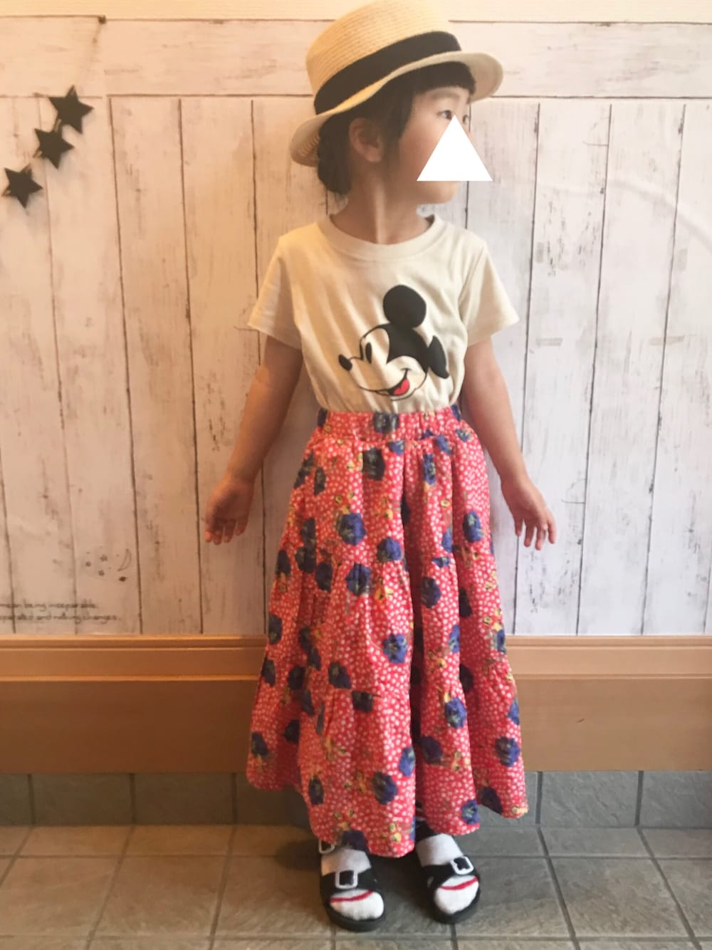 「女の子、キッズコーデ、キッズファッション、ミッキー、Tシャツ、スカート、ロングスカート、花柄、カンカン帽、サンダル」｜「koreaのアイテム（ハット、ベージュ系）」を使った、ki☺︎hoさん（キッズ・100cm）の夏コーディネートの1枚目の写真