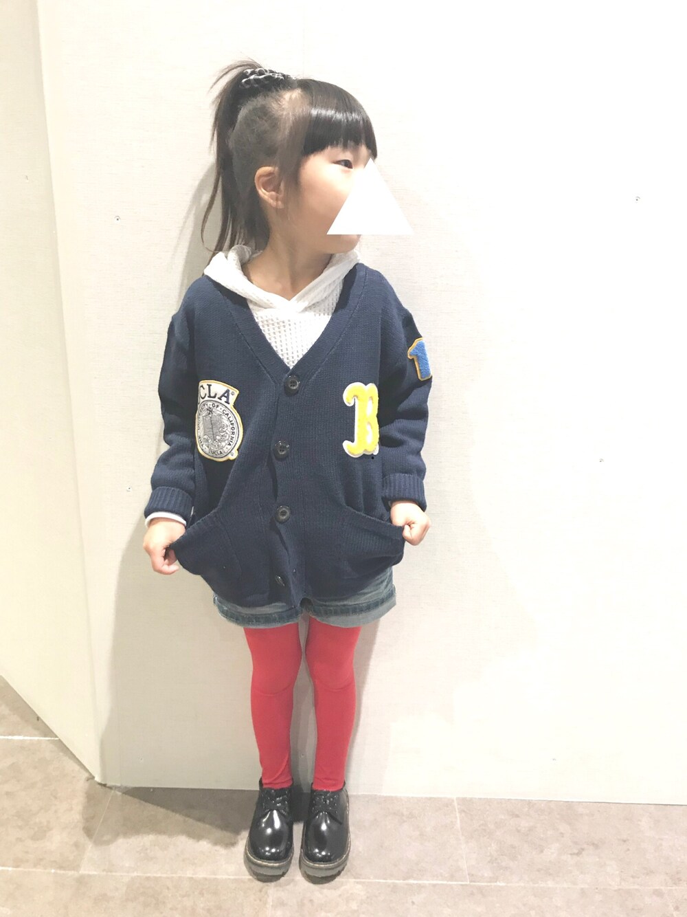 「カーディガン、女の子、キッズファッション、キッズコーデ、デニム、カラータイツ、赤タイツ、ローファー、マーチン、パーカー」｜「CIAOPANIC TYPYのヘビーワッフルパーカ（パーカー、ホワイト系）」を使った、ki☺︎hoさん（キッズ・100cm）の秋コーディネートの1枚目の写真