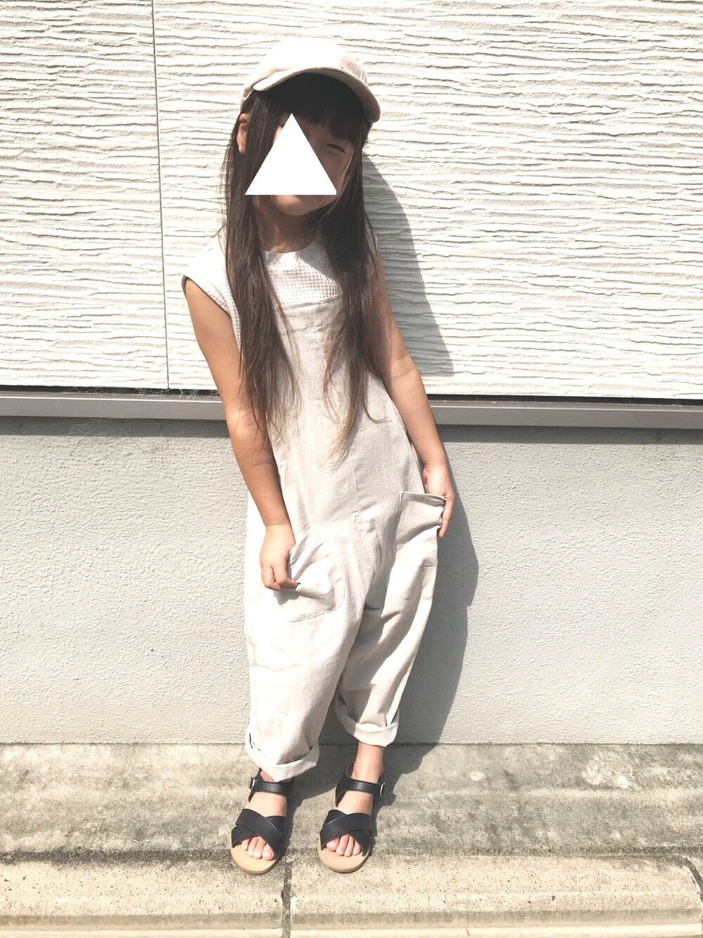 「女の子、キッズコーデ、キッズファッション、ベージュコーデ、ベージュ、ワントーンコーデ、オールインワン、パンツスタイル、秋のカフェオレコーデ」｜「LOWRYS FARMのサルエルサロペット　837112（サロペット/オーバーオール、ベージュ系）」を使った、ki☺︎hoさん（キッズ・110cm）の夏コーディネートの1枚目の写真