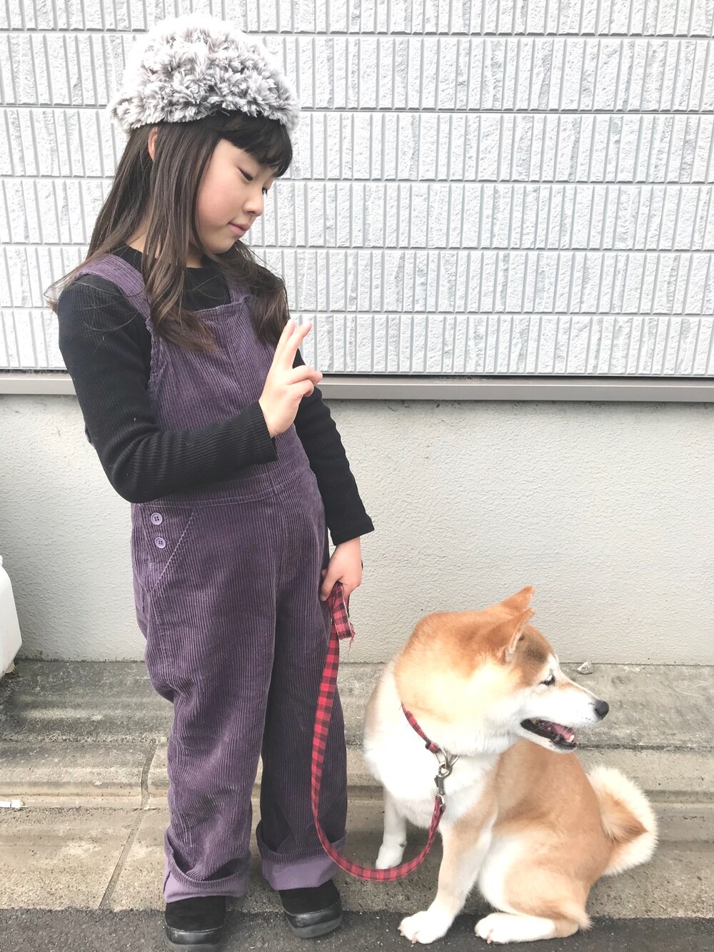 「女の子、キッズコーデ、キッズファッション、冬コーデ、ファー小物、ファー帽子、帽子、パープル、シンプル、オールインワン」｜「BRANSHESのテレコハイネックTシャツ（Tシャツ/カットソー、ブラック系）」を使った、ki☺︎hoさん（キッズ・110cm）の冬コーディネートの1枚目の写真