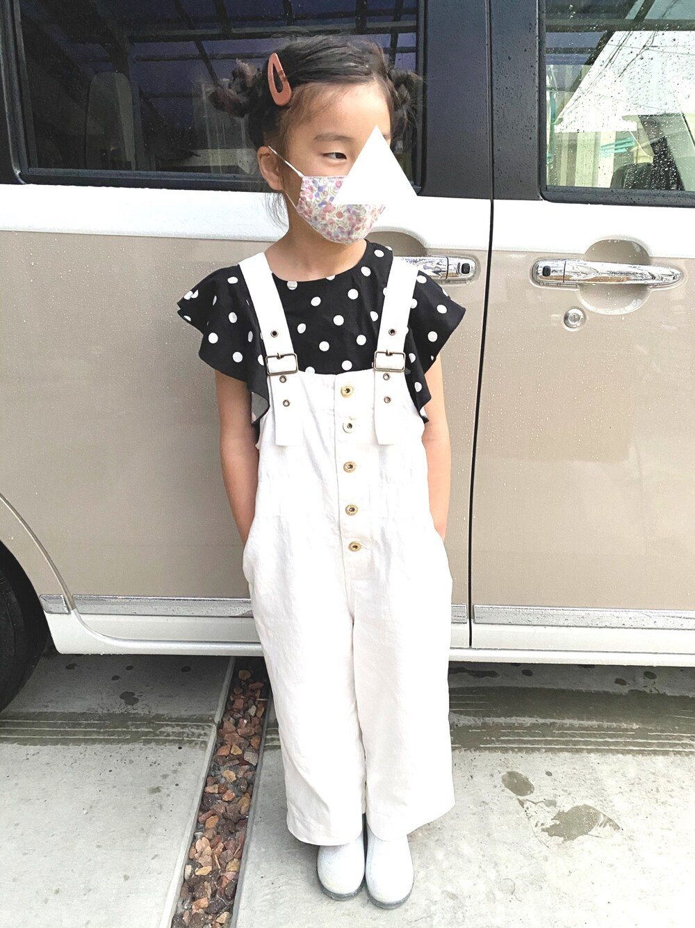 「女の子、キッズコーデ、キッズファッション、休日スタイル、休日コーデ、パンツスタイル、シンプル、レインシューズ、長靴、雨の日コーデ」｜「pairmanonのビッグ 肩フリル 総柄 花柄 ドット チェック ガールズ 半袖 コットン ブラウス（シャツ/ブラウス、ブラック系）」を使った、ki☺︎hoさん（キッズ・121cm）の夏コーディネートの1枚目の写真