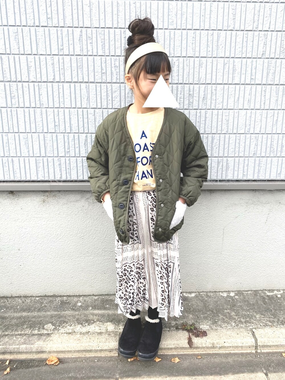 「女の子、キッズコーデ、キッズファッション、休日スタイル、おでかけ、秋冬コーデ、カジュアル、スカート、アニマル、ひょう柄」｜「BRANSHESのウェーブキルトライナージャケット（ブルゾン、グリーン系）」を使った、ki☺︎hoさん（キッズ・123cm）の秋コーディネートの1枚目の写真