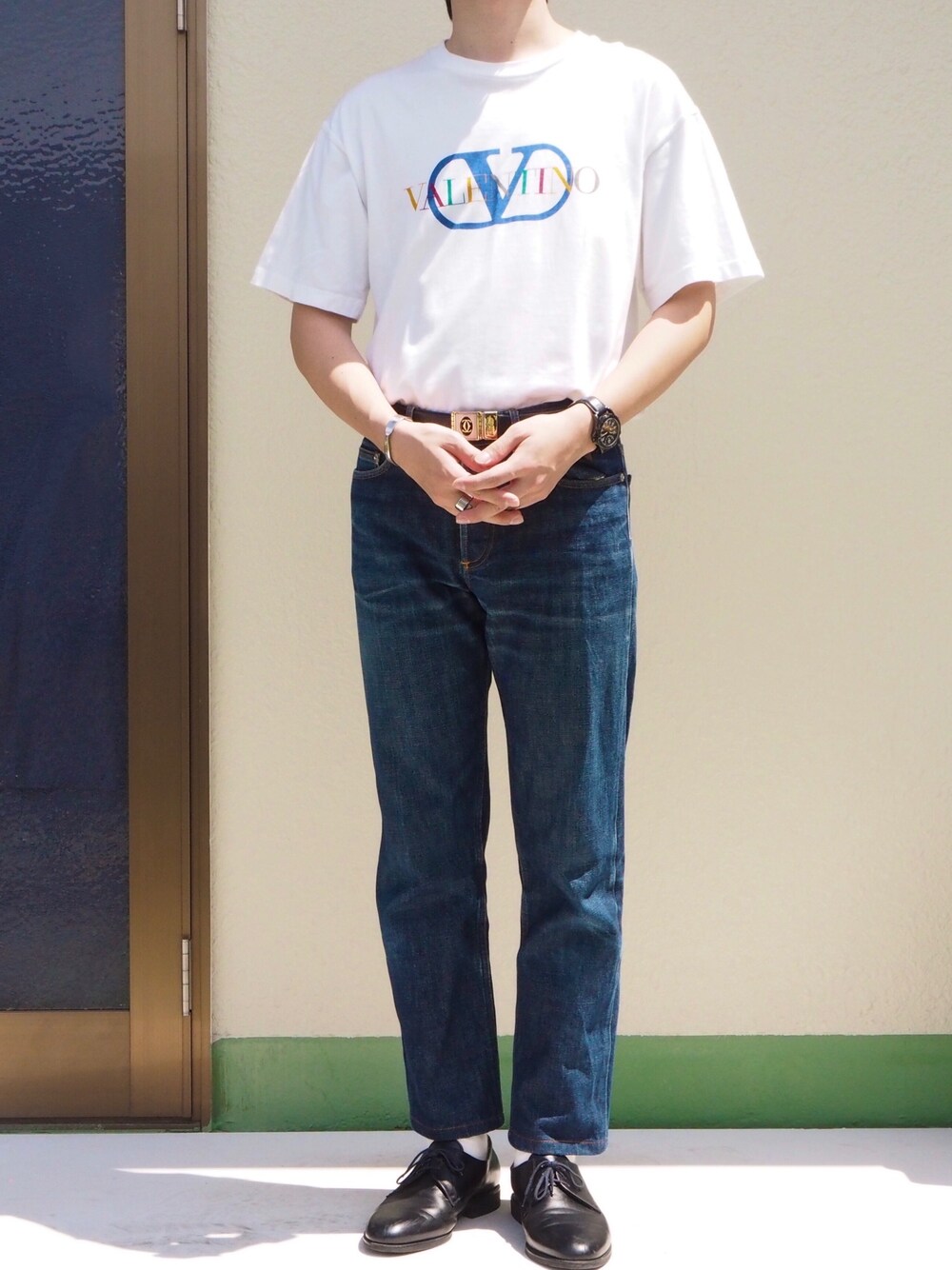 「ロゴT、シンプル、おしゃれさんと繋がりたい、大人カジュアル、夏、古着MIX、デニム、休日スタイル、古着コーデ、低身長コーデ」｜「VALENTINOのアイテム（Tシャツ/カットソー、ホワイト系）」を使った、Shun.さん（メンズ・169cm）の夏コーディネートの1枚目の写真