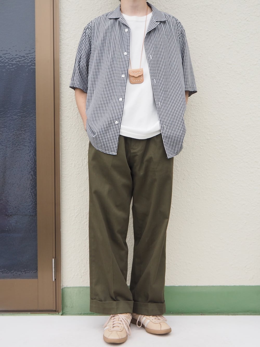 「シャツ好き集まれ、休日スタイル、アースカラー、ギンガムチェック、カジュアルコーデ、ラフ、ootd、ビッグシルエット、プチプラコーデ、ファッションの力を信じよう」｜「SENSE OF PLACE by URBAN RESEARCHのギンガムチェックオープンカラーシャツ(5分袖)（シャツ/ブラウス、ブラック系）」を使った、Shun.さん（メンズ・169cm）の夏コーディネートの1枚目の写真