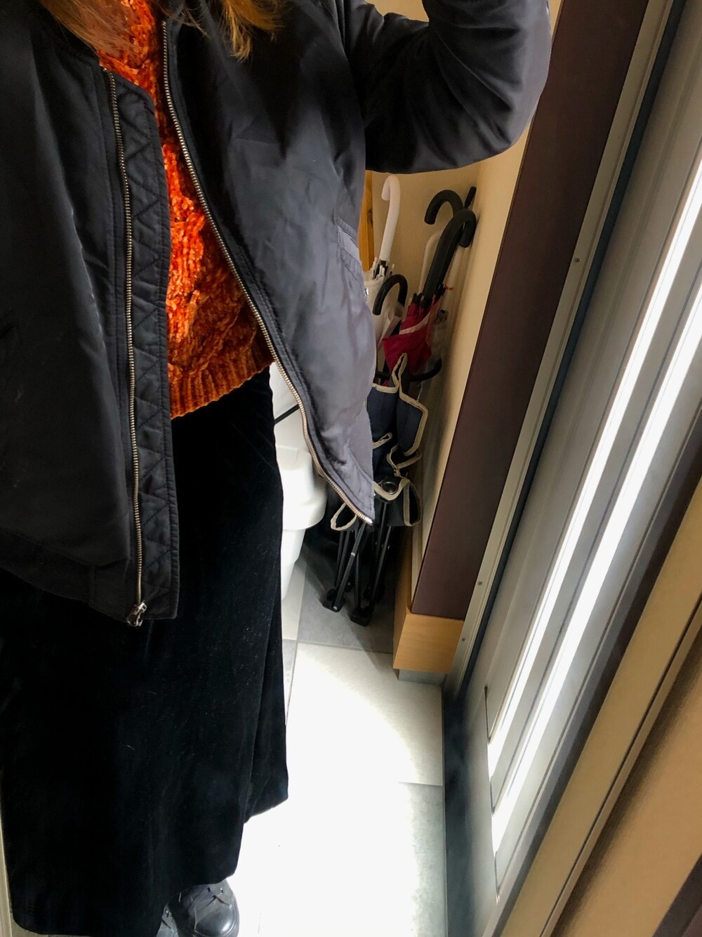 「UNIQLOのアイテム（ミリタリージャケット、ブラック系）」を使った、yさん（レディース・157cm）の春コーディネートの1枚目の写真