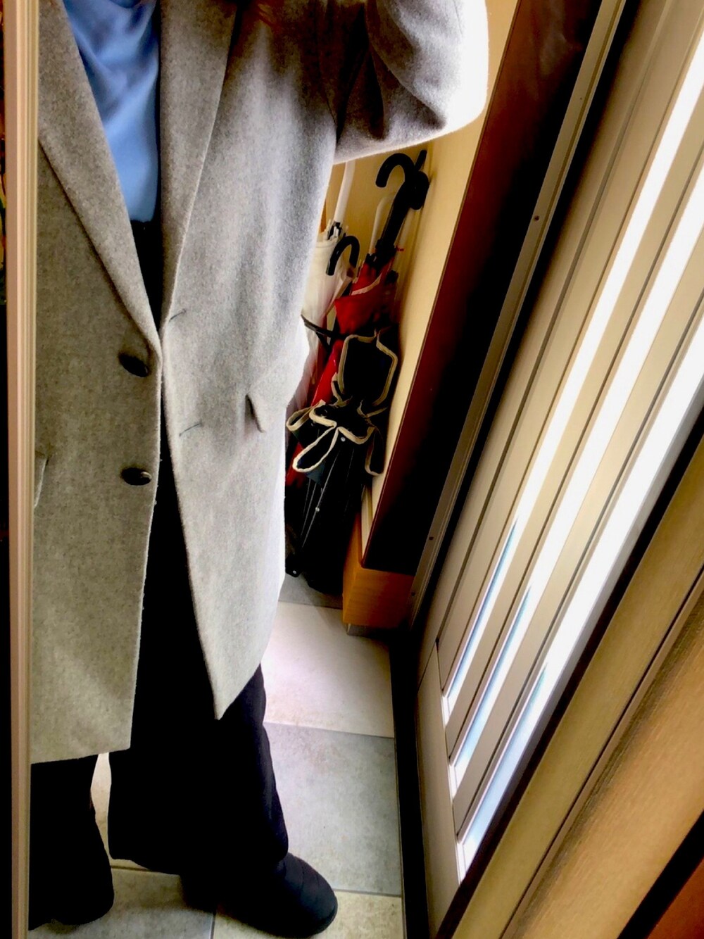 「UNIQLOのアイテム（ジャケット/アウター、グレー系）」を使った、yさん（レディース・157cm）の春コーディネートの1枚目の写真