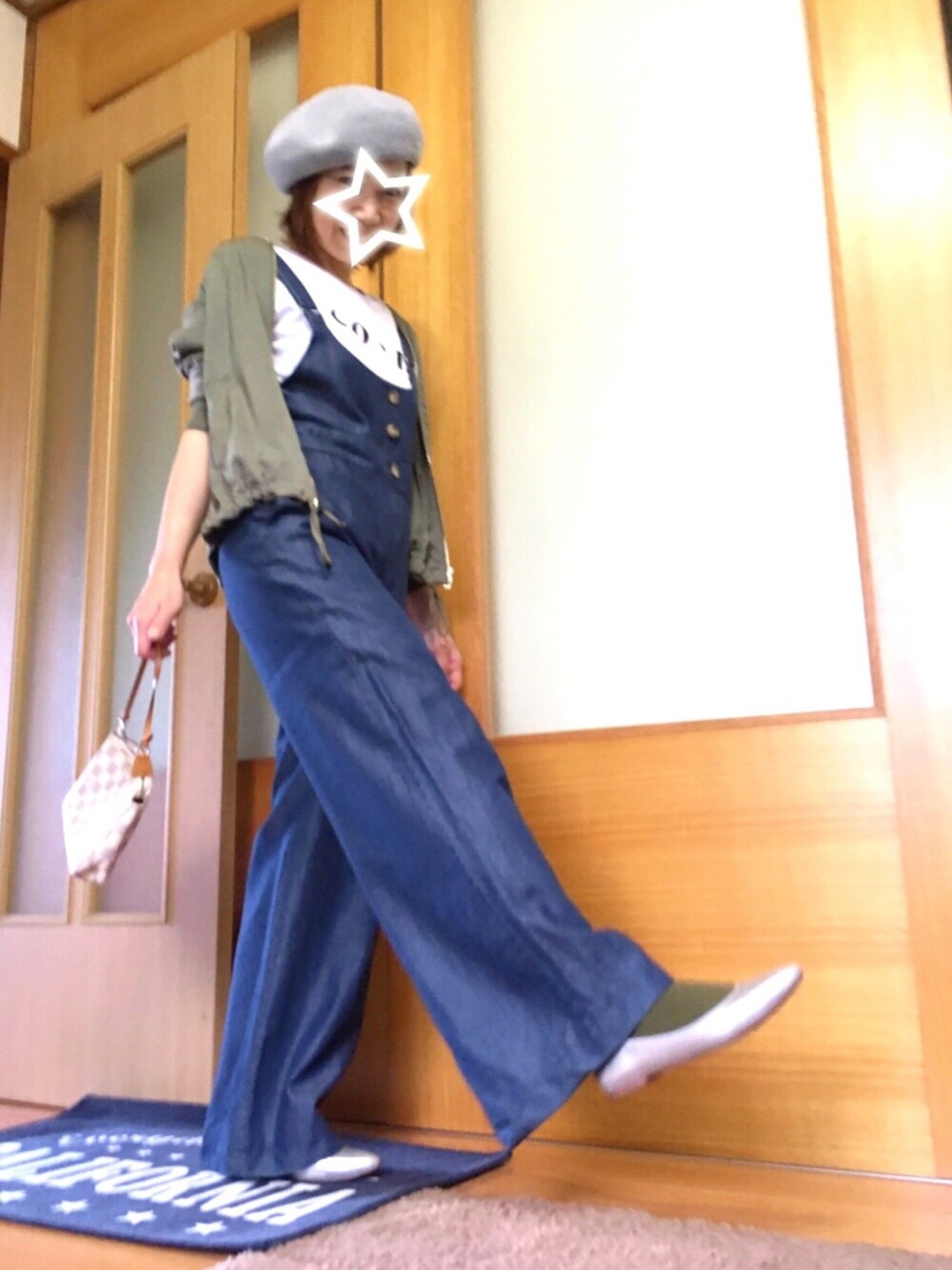 「サロペット、プチプラ、白Tシャツ、ロゴT、カーキアウター、デニムサロペット、ベレー帽、ルイヴィトン」｜「A.Qのアイテム（ハンチング/ベレー帽、グレー系）」を使った、ａiﾁｬﾝﾈﾙさん（レディース・151cm）の春コーディネートの1枚目の写真