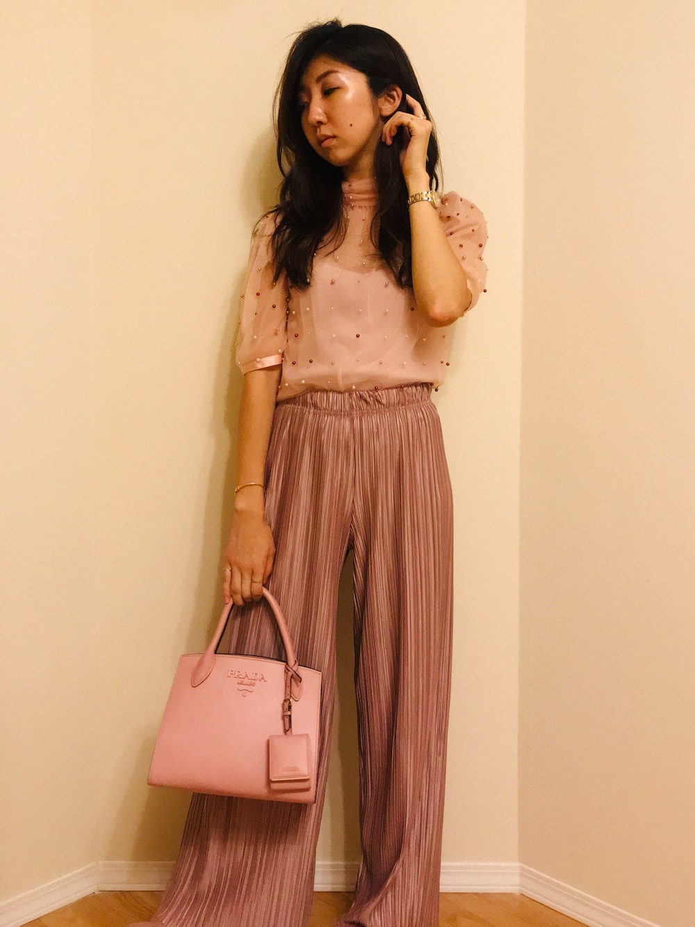 「全身コーデ、ピンクコーデ、リリーブラウン、Lilybrown、プラダ、PRADA、プリーツパンツ、チュールトップス」｜「LILY BROWNのアイテム（その他トップス、ピンク系）」を使った、Megnesさん（レディース・161cm）の秋コーディネートの1枚目の写真