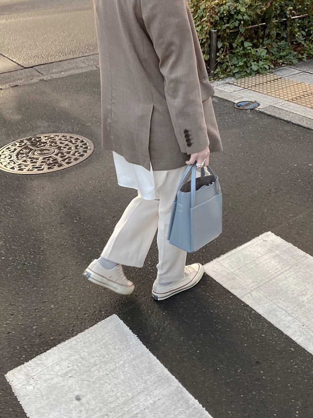 ブラウン系のテーラードジャケット、ホワイト系のその他パンツ、ブルー系のショルダーバッグを着用したレディースの春コーディネートの1枚目の写真