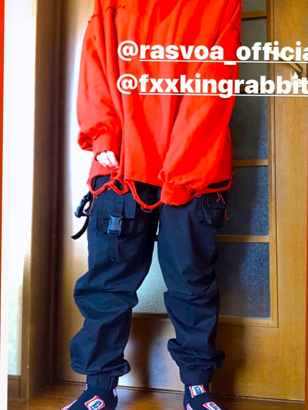 「ストリート、FR2、RASVOA、orange、black」｜「RASVOAのアイテム（トップス、オレンジ系）」を使った、meiさん（レディース・150cm）の春コーディネートの1枚目の写真