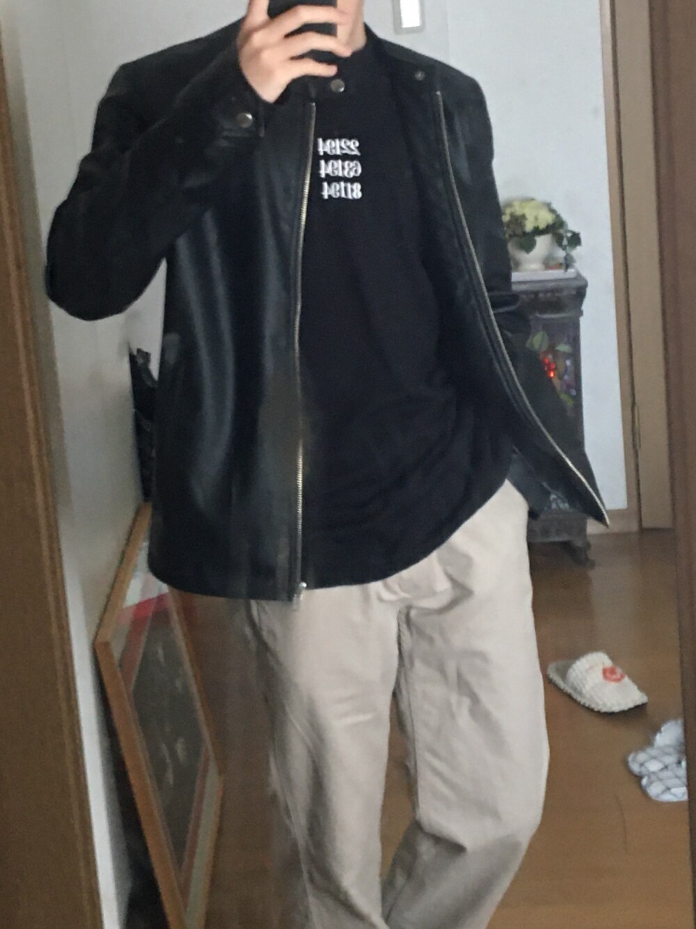 「Q.何の数字かな？のアイテム（Tシャツ/カットソー、ブラック系）」を使った、まっすうさん（メンズ・165cm）の春コーディネートの1枚目の写真