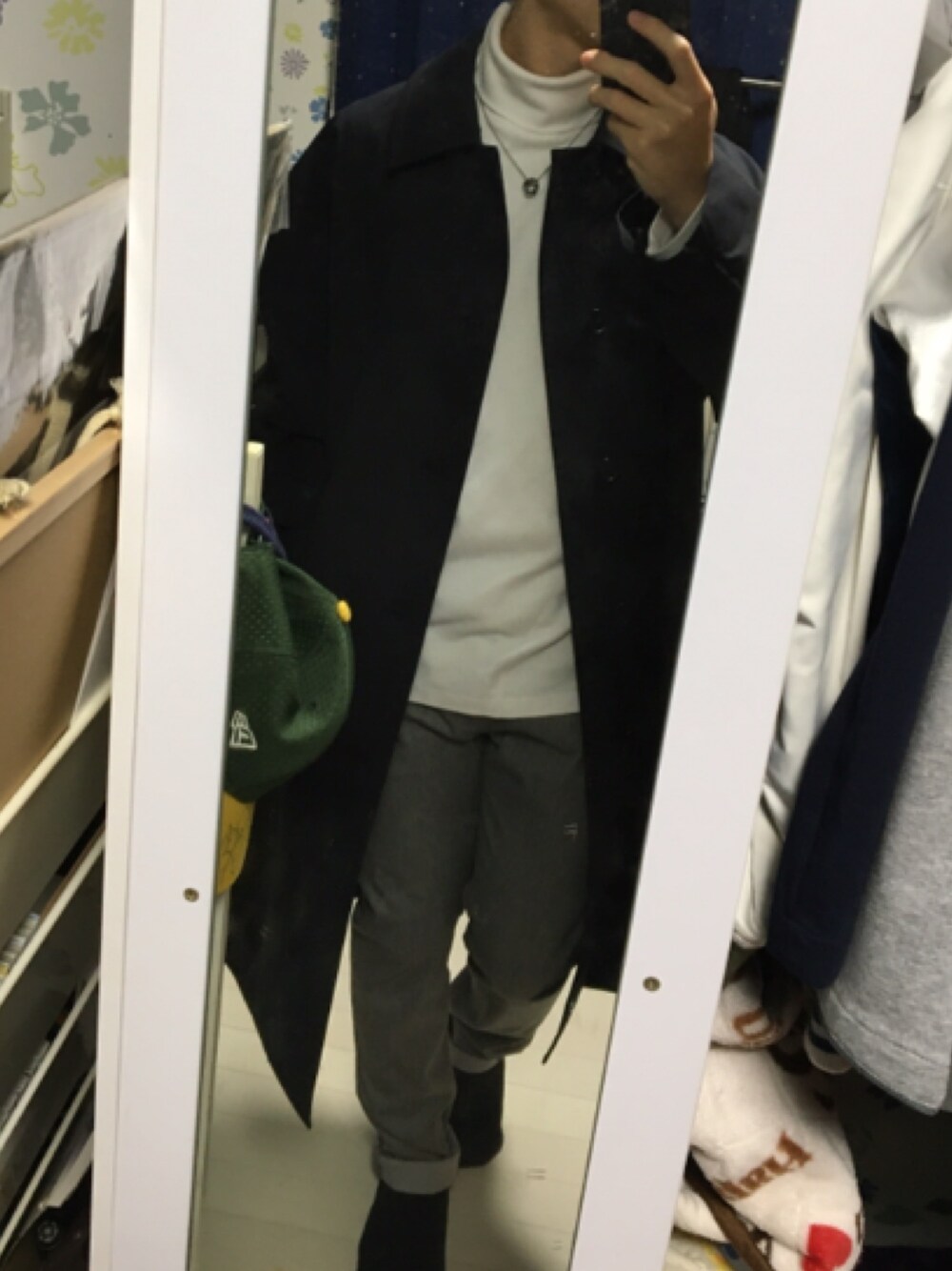 「ステンカラーコート」｜「GUのアイテム（ステンカラーコート、ブラック系）」を使った、まっすうさん（メンズ・165cm）の春コーディネートの1枚目の写真