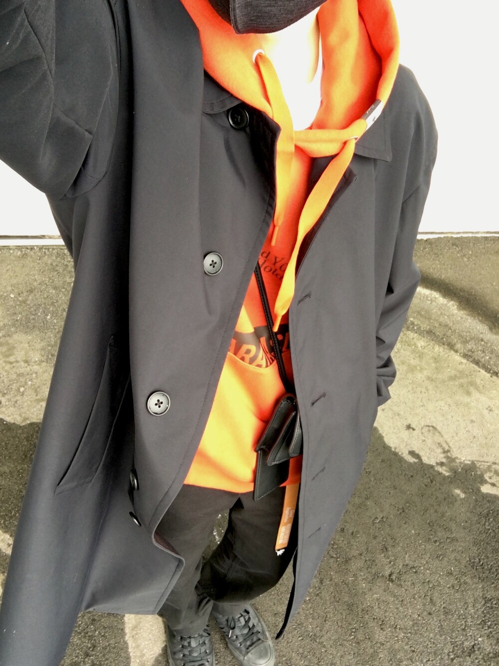「雨の日コーデ、プチプラ」｜「GUのアイテム（パーカー、オレンジ系）」を使った、まっすうさん（メンズ・165cm）の春コーディネートの1枚目の写真