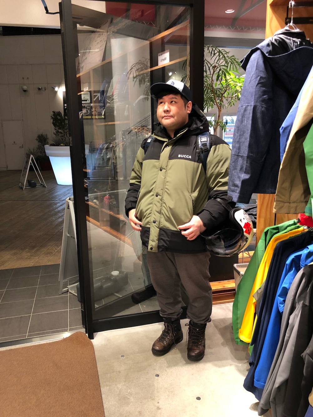 「ぽっちゃり、ポチャイリッシュ、ポチャメン、ぽちゃコーデ、デブでもオシャレ、デブコーデ、ミスターベイブ、Mr.Babe」｜「BUCCA 44の【BUCCA 44】マウンテンジャケット（ダウンジャケット/コート、グリーン系）」を使った、takayukiさん（メンズ・176cm）の冬コーディネートの1枚目の写真
