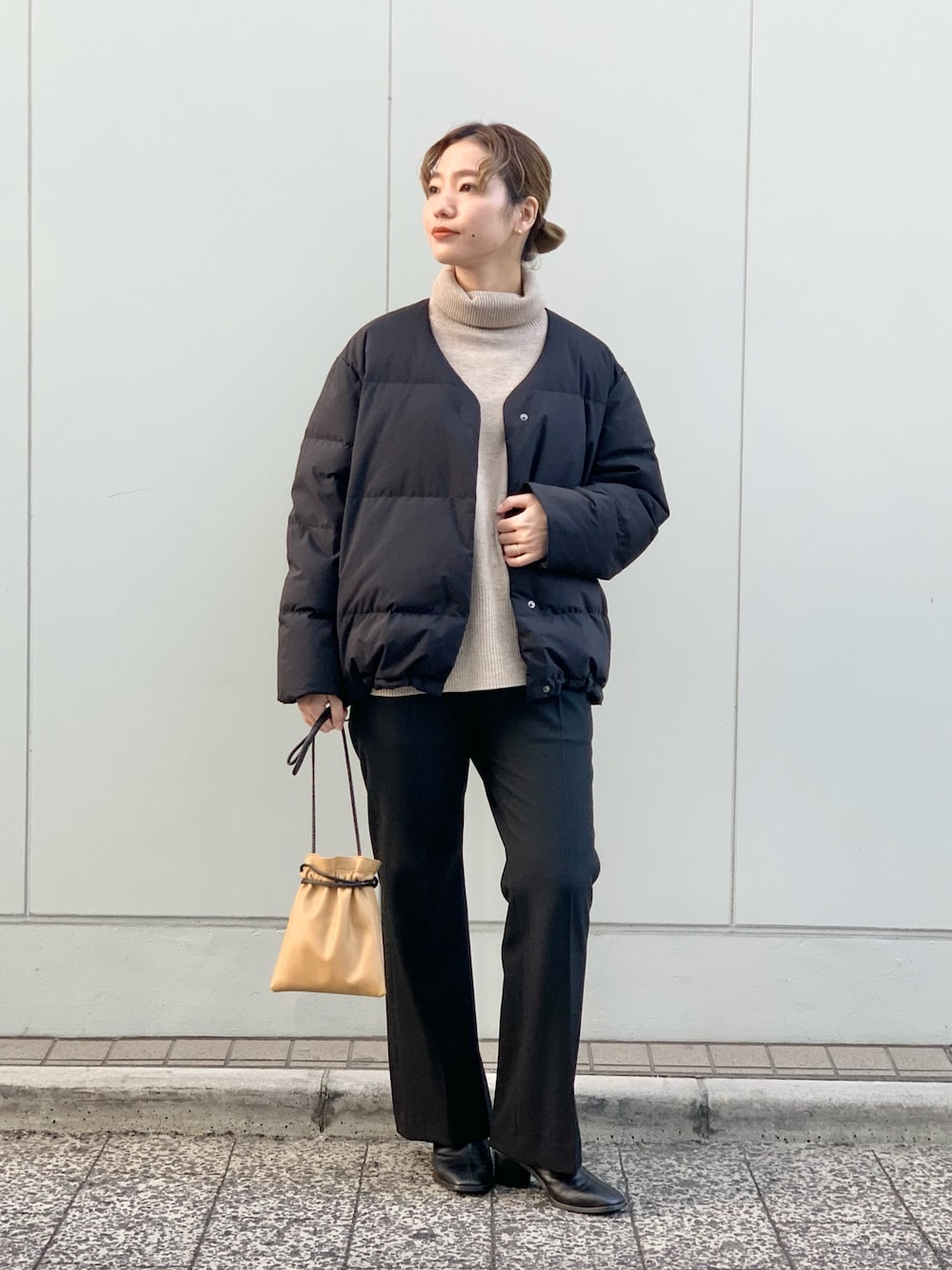 「冬、パンツスタイル、大人カジュアル、おしゃれさんと繋がりたい、低身長コーデ、ダウンジャケット、カジュアル、シンプルコーデ、リヴドロワ、RIVEDROITE」｜「RIVE DROITEのバックスタイルもキマる　バックスリットタートルニット　（長袖）（ニット/セーター、ベージュ系）」を使った、ayumi920711さん（レディース・154cm）の冬コーディネートの1枚目の写真