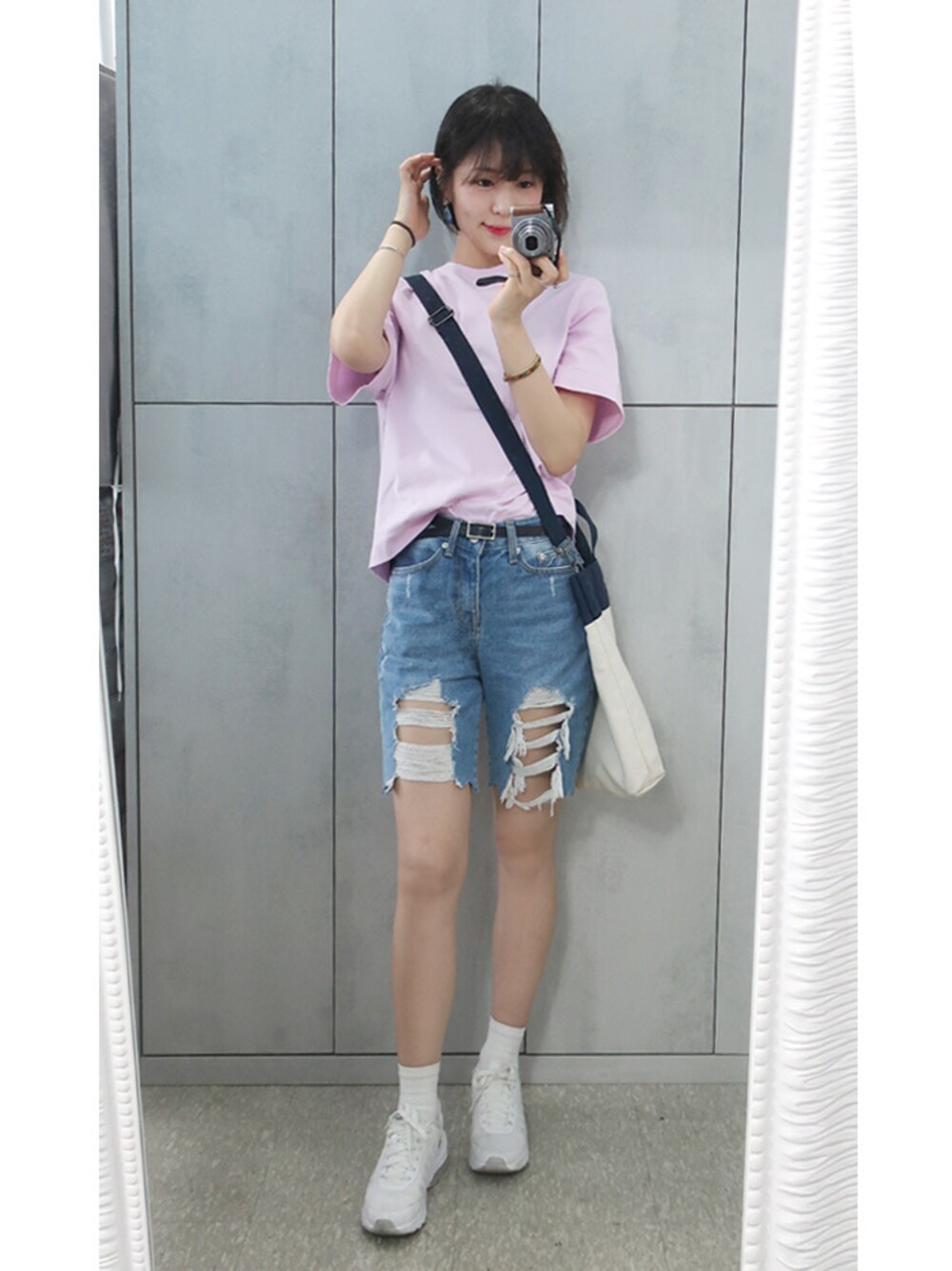 ホワイト系のTシャツ/カットソー、ホワイト系のショルダーバッグを着用したレディースの夏コーディネートの1枚目の写真