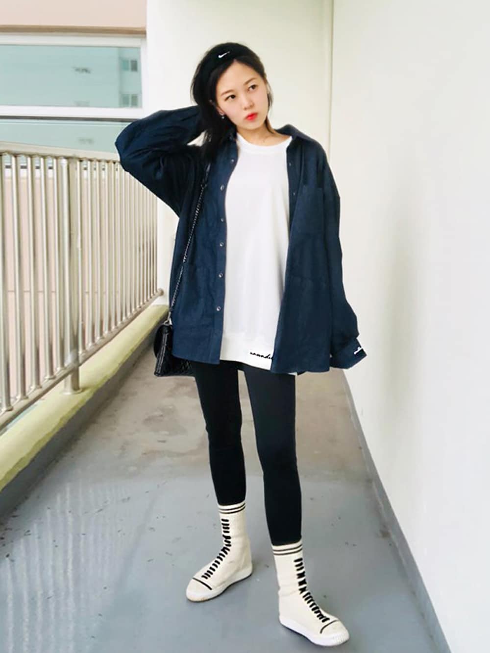 ホワイト系のTシャツ/カットソー、ブラック系のその他パンツ、ブルー系のシャツ/ブラウスを着用したレディースの夏コーディネートの1枚目の写真