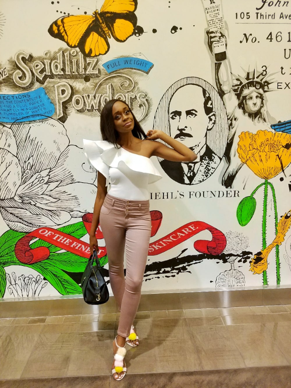 「Ruffles、summer、offtheshoulder」｜「charlotte russeのRefuge ""Hi-Waist Skinny"" Jeans（デニムパンツ、ブラウン系）」を使った、Cindyさん（レディース・180cm）の夏コーディネートの1枚目の写真