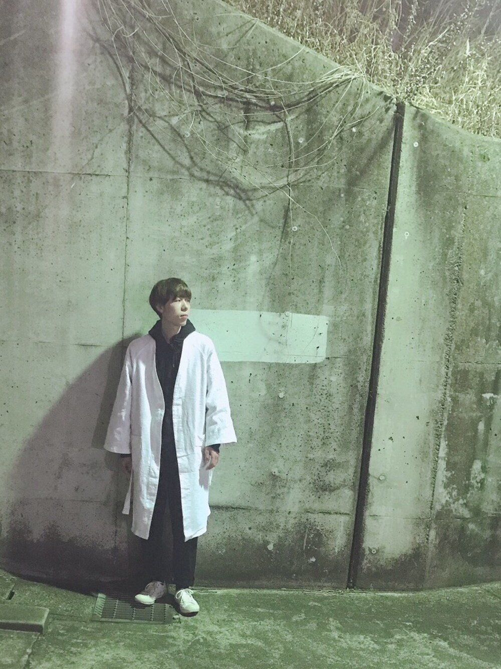 「古着、シンプル、モノトーン」｜「VINTAGEのアイテム（その他アウター、ホワイト系）」を使った、hiroさん（メンズ・178cm）の春コーディネートの1枚目の写真