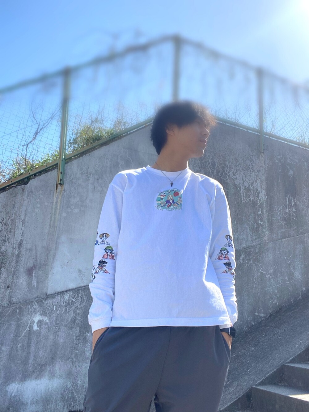 「シンプルコーデ、休日スタイル、散歩」｜「印のアイテム（Tシャツ/カットソー、ホワイト系）」を使った、kaiimuさん（メンズ・177cm）の春コーディネートの1枚目の写真